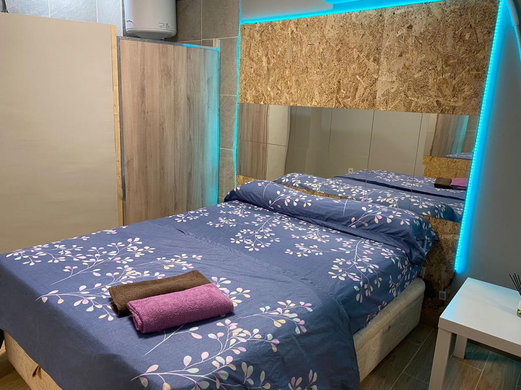 Portazgo Rooms Madrid cama sabanas azules con flores y toallas